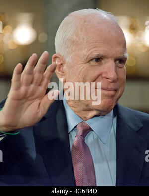 Von rechts. 3. Januar 2017. US-Senator John McCain (Republikaner von Arizona), nimmt den Amtseid während ein mock Vereidigung in die alten uns Senat Kammer des US-Kapitol in Washington, DC auf Dienstag, 3. Januar 2017. Grassley es Frau Barbara blickt auf von rechts. Bildnachweis: Ron Sachs/CNP (Einschränkung: NO New York oder New Jersey Zeitungen oder Zeitschriften in einem Umkreis von 75 Meilen von New York City)-NO WIRE SERVICE Foto: Ron Sachs/Consolidated News Fotos/Ron Sachs - CNP/Dpa/Alamy Live News Stockfoto