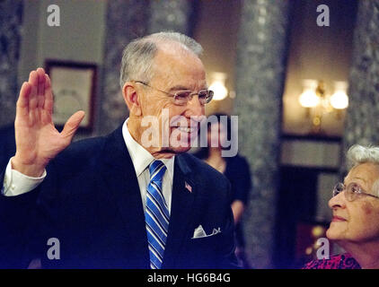 Von rechts. 3. Januar 2017. Vereinigte Staaten Senator Chuck Grassley (Republikanische von Iowa), nimmt den Amtseid während ein mock Vereidigung in die alten uns Senat Kammer des US-Kapitol in Washington, DC auf Dienstag, 3. Januar 2017. Grassley es Frau Barbara blickt auf von rechts. Bildnachweis: Ron Sachs/CNP (Einschränkung: NO New York oder New Jersey Zeitungen oder Zeitschriften in einem Umkreis von 75 Meilen von New York City)-NO WIRE SERVICE Foto: Ron Sachs/Consolidated News Fotos/Ron Sachs - CNP/Dpa/Alamy Live News Stockfoto