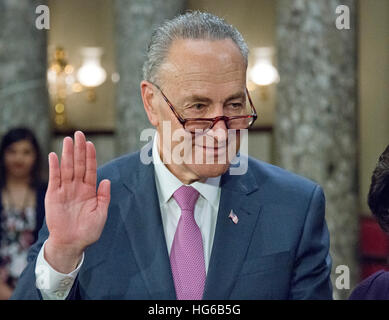 Washington, USA. 3. Januar 2017. Vereinigte Staaten Senator Chuck Schumer (Demokrat aus New York), nimmt den Amtseid während ein mock Vereidigung in die alten uns Senat Kammer des US-Kapitol in Washington, DC auf Dienstag, 3. Januar 2017. Bildnachweis: Ron Sachs/CNP (Einschränkung: NO New York oder New Jersey Zeitungen oder Zeitschriften in einem Umkreis von 75 Meilen von New York City)-NO WIRE SERVICE Foto: Ron Sachs/Consolidated News Fotos/Ron Sachs - CNP/Dpa/Alamy Live News Stockfoto