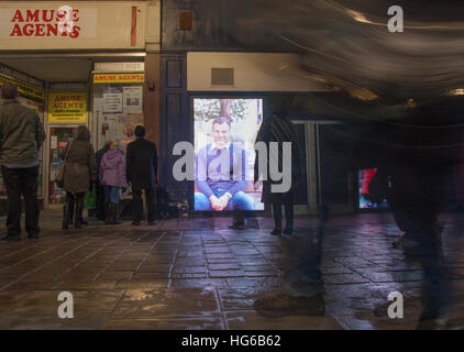 Hull, UK. 4. Januar 2017. Hull UK Stadt der Kultur 2017 gemacht im Rumpf Eröffnungsveranstaltung zeigt Menschen auf der Suche bei Installationen im freien Kredit Geschäfte Whitefriargate Rumpf-4. Januar 2017: Trevor R A Dingle/Alamy Live News Stockfoto