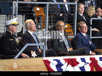 Washington, DC, USA. 4. Januar 2017. US-Präsident Barack Obama(2nd R), Vice President Joe Biden(2nd L), Joint Chiefs Chairman General Joseph Dunford(1st L) und Verteidigungsminister Ash Carter(1st R), besuchen eine bewaffnete Kräfte voll Ehre Abschiedszeremonie für den Präsidenten auf gemeinsamer Basis Myer-Henderson in Washington, DC, USA am 4. Januar 2017. © Yin Bogu/Xinhua/Alamy Live-Nachrichten Stockfoto