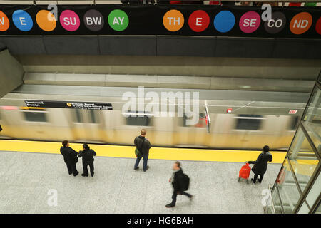 New York, Januar 4. 1. Januar 2017. Menschen warten auf der Plattform für Züge in der neu gestarteten 76. Straße Station in New York, Vereinigte Staaten, 4. Januar 2016. New York Citys Phase 1 der Second Avenue U-Bahn eröffnet für Dienst am 1. Januar 2017. Segment fast 2 Meilen unter der Upper East Side von Manhattan, erstreckt sich die Q-Linie um drei neue Stationen am 72., 86. und 96. Straße zu einem Preis von 4,5 Milliarden US-Dollar. © Wang Ying/Xinhua/Alamy Live-Nachrichten Stockfoto