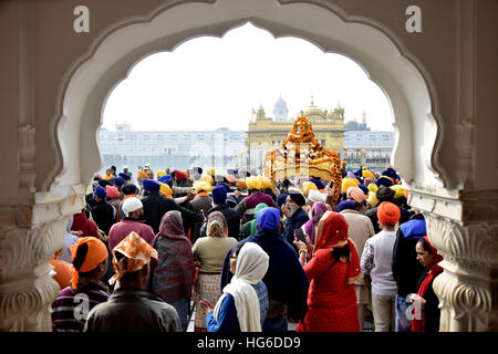 Amritsar, indischen Bundesstaat Punjab. 4. Januar 2017. Sikh Anhänger nehmen Teil in einer religiösen Prozession auf den goldenen Tempel am Vorabend der 350. Geburtstag von Guru Gobind Singh in Amritsar, nördlichen indischen Bundesstaat Punjab, 4. Januar 2017. Gobind Singh, geboren im Jahre 1666, initiiert die Sonderbestellung oder Sekte der Sikhs genannt "Khalsa Panthéon". © Stringer/Xinhua/Alamy Live-Nachrichten Stockfoto