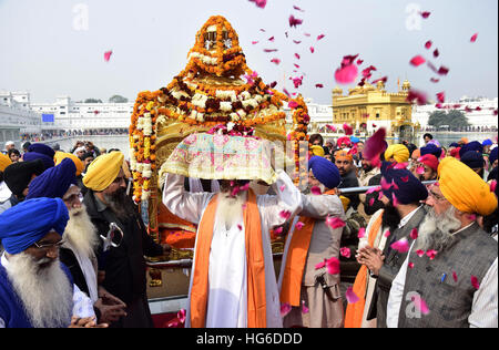 Amritsar, indischen Bundesstaat Punjab. 4. Januar 2017. Sikh Anhänger nehmen Teil in einer religiösen Prozession auf den goldenen Tempel am Vorabend der 350. Geburtstag von Guru Gobind Singh in Amritsar, nördlichen indischen Bundesstaat Punjab, 4. Januar 2017. Gobind Singh, geboren im Jahre 1666, initiiert die Sonderbestellung oder Sekte der Sikhs genannt "Khalsa Panthéon". © Stringer/Xinhua/Alamy Live-Nachrichten Stockfoto