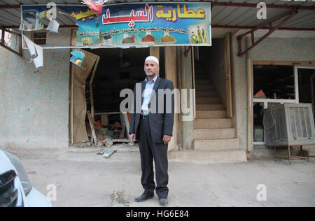 Der irakische Gewürz Händler Ismael Abdel Rahman in der verlassenen Stadt Bashiqa im Nordirak, 12. Dezember 2016. Die Stadt war von den fundamentalistischen sunnitische Terrorgruppe islamischer Staat (IS) besetzt. Foto: Benno Schwinghammer/dpa Stockfoto