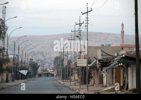 Bashiqa, Irak. 12. Dezember 2016. Die verlassene Stadt Bashiqa im Nordirak, 12. Dezember 2016. Die Stadt von der fundamentalistischen sunnitische Terrorgruppe islamischer Staat (IS) vor einer Zwangsräumung besetzt worden durch kurdischen Kräfte. Foto: Benno Schwinghammer/Dpa/Alamy Live News Stockfoto