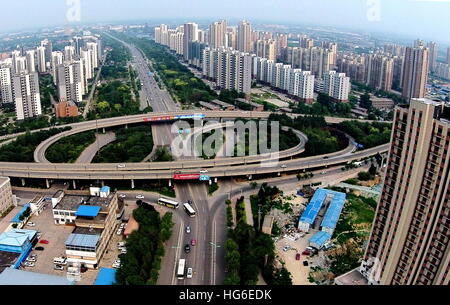 Peking, China. 7. Juli 2016. Foto aufgenommen am 7. Juli 2016 zeigt die Landschaft der östlichen Innenstadt von Tangshan, Nordchinas Provinz Hebei. © Yang Shiyao/Xinhua/Alamy Live-Nachrichten Stockfoto