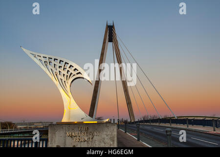 Marine Way Hängebrücke in Southport, Merseyside, UK Wetter. Januar 2017. Marine Way Bridge. Die Atmosphärenoptik beschäftigt sich damit, wie die einzigartigen optischen Eigenschaften der Erdatmosphäre eine Vielzahl spektakulärer optischer Phänomene verursachen. Blaues Licht wird leichter gestreut als rotes Licht, die Sonne nimmt einen rötlichen Farbton an, wenn sie durch eine dicke Atmosphäre beobachtet wird, wie während eines Sonnenuntergangs. Zusätzliche Partikel am Himmel können verschiedene Farben aus verschiedenen Blickwinkeln streuen und bei Dämmerung einen farbenfroh leuchtenden Himmel erzeugen. Quelle: MediaWorldImages/Alamy Live News Stockfoto