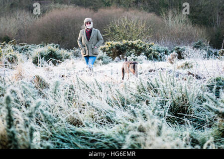 Aberystwyth Wales UK, Donnerstag, 5. Januar 2017 MICK KELLY geht seinen Hund CELT an einem bitter kalten und frostigen Tag in Aberystwyth, nach der kältesten Nacht des Winters so weit, mit Temperaturen bis - 5 º Celsius im Landesinneren vielerorts Foto © Keith Morris / Alamy Live News Stockfoto