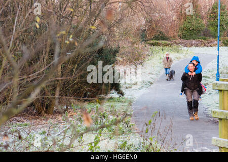 Aberystwyth Wales UK, Donnerstag, 5. Januar 2017 Peop [e zu Fuß auf einen bitter kalt und frostig Start in den Tag in Aberystwyth, nach der kältesten Nacht des Winters so weit mit Temperaturen fallen auf - 5 º Celsius im Landesinneren vielerorts Foto © Keith Morris / Alamy Live News Stockfoto