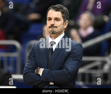 Berlins Trainer Ahmet Caki Uhren von der Seitenlinie während der Basketball-Eurocup Gruppe Stufen Leuchte zwischen ALBA Berlin und Unicaja Malaga in der Mercedes-Benz-Arena in Berlin, Deutschland, 04 Januar 2017. Foto: Soeren Stache/dpa Stockfoto