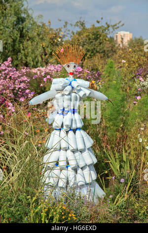 Vogelscheuche im Garten, Sümpfe von Bourges, Cher, Frankreich Stockfoto