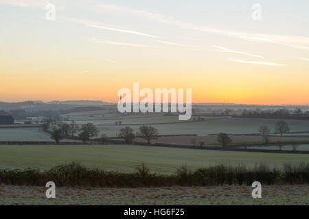 Lange Itchington, in der Nähe von Leamington Spa, Warwickshire, UK. 5. Januar 2017. Einem kalten frostigen Start in den Tag mit einer Temperatur von - 5.5ºC in ländlichen Warwickshire. Die Cemex Schornstein gegen einen farbenfrohen Sonnenaufgang. © Dan Tucker/Alamy Live-Nachrichten Stockfoto