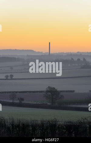 Lange Itchington, in der Nähe von Leamington Spa, Warwickshire, UK. 5. Januar 2017. Einem kalten frostigen Start in den Tag mit einer Temperatur von - 5.5ºC in ländlichen Warwickshire. Die Cemex Schornstein gegen einen farbenfrohen Sonnenaufgang. © Dan Tucker/Alamy Live-Nachrichten Stockfoto