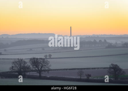 Lange Itchington, in der Nähe von Leamington Spa, Warwickshire, UK. 5. Januar 2017. Einem kalten frostigen Start in den Tag mit einer Temperatur von - 5.5ºC in ländlichen Warwickshire. Die Cemex Schornstein gegen einen farbenfrohen Sonnenaufgang. © Dan Tucker/Alamy Live-Nachrichten Stockfoto