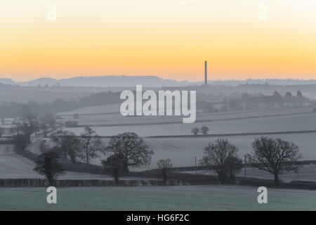 Lange Itchington, in der Nähe von Leamington Spa, Warwickshire, UK. 5. Januar 2017. Einem kalten frostigen Start in den Tag mit einer Temperatur von - 5.5ºC in ländlichen Warwickshire. Die Cemex Schornstein gegen einen farbenfrohen Sonnenaufgang. © Dan Tucker/Alamy Live-Nachrichten Stockfoto