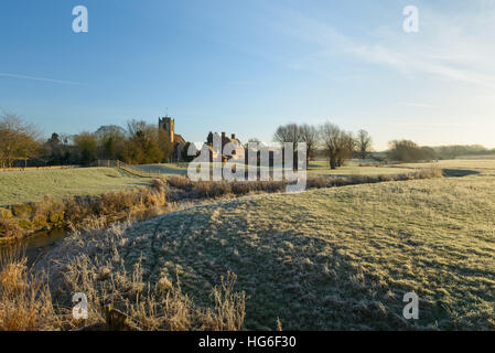 Lange Itchington, in der Nähe von Leamington Spa, Warwickshire, UK. 5. Januar 2017. Einem kalten frostigen Start in den Tag mit einer Temperatur von - 5.5ºC in ländlichen Warwickshire. Frost bedeckt Gräser an der Seite der Fluss Jucken mit langen Itchington Kirche hinter. © Dan Tucker/Alamy Live-Nachrichten Stockfoto