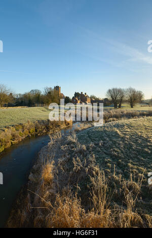 Lange Itchington, in der Nähe von Leamington Spa, Warwickshire, UK. 5. Januar 2017. Einem kalten frostigen Start in den Tag mit einer Temperatur von - 5.5ºC in ländlichen Warwickshire. Frost bedeckt Gräser an der Seite der Fluss Jucken mit langen Itchington Kirche hinter. © Dan Tucker/Alamy Live-Nachrichten Stockfoto