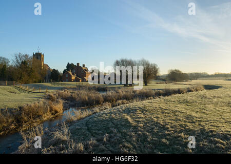 Lange Itchington, in der Nähe von Leamington Spa, Warwickshire, UK. 5. Januar 2017. Einem kalten frostigen Start in den Tag mit einer Temperatur von - 5.5ºC in ländlichen Warwickshire. Frost bedeckt Gräser an der Seite der Fluss Jucken mit langen Itchington Kirche hinter. © Dan Tucker/Alamy Live-Nachrichten Stockfoto