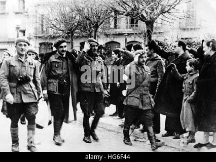 Das Nazi-Propagandafild zeigt den Vormarsch der Francos-Truppen unter General Camilo Alonso Vega (dritter von links) nach Girona, Spanien, im Februar 1939. Fotoarchiv für Zeitgeschichtee - KEIN KABELDIENST - | weltweite Nutzung Stockfoto