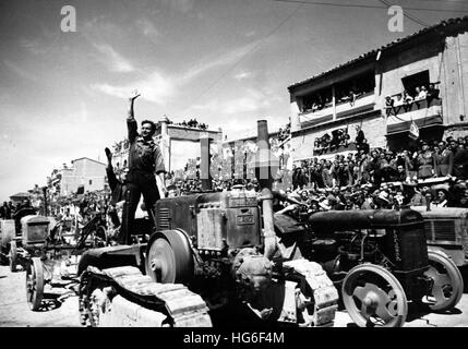 Das Nazi-Propagandafild zeigt Bauern, die auf Traktoren vor dem spanischen Diktator Franco stehen, während einer Parade anlässlich der Einweihung eines Staudamms am Fluss Aragón in Spanien im Juni 1942. Fotoarchiv für Zeitgeschichtee - KEIN KABELDIENST - | weltweite Nutzung Stockfoto