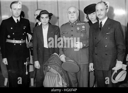 Das Nazi-Propagandafild zeigt den neuen spanischen Botschafter José FINAT y Escrivá de Romaní (Graf von Mayalde) (r.) mit seiner Frau bei ihrer Ankunft in Berlin, Deutschland, im Juli 1941. Ehemaliger spanischer Botschafter, Eugenio Espinosa de los Monteros y Bermejillo (dritter von links), und deutscher Legationsrat Otto Peter-Pirkham (links). Fotoarchiv für Zeitgeschichtee - KEIN KABELDIENST - | weltweite Nutzung Stockfoto