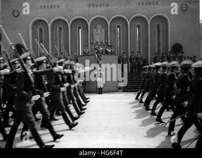 Das Nazi-Propagandafilm zeigt den marsch spanischer Truppen vor dem spanischen Diktator Franco in Madrid, Spanien, am 01. April 1943. Der marsch fand anlässlich des vierten Jahrestages des Sieges der Francos-Truppen während des Spanischen Bürgerkriegs statt. Fotoarchiv für Zeitgeschichtee - KEIN KABELDIENST - | weltweite Nutzung Stockfoto