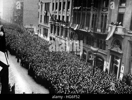 Das Nazi-Propagandafilm zeigt eine offizielle Parade in Barcelona anlässlich des dritten Jahrestages der Befreiung der Stadt durch Francos-Truppen während des Spanischen Bürgerkriegs. Das Foto wurde Anfang 1942 in Barcelona, Spanien, aufgenommen. Fotoarchiv für Zeitgeschichtee - KEIN KABELDIENST - | weltweite Nutzung Stockfoto