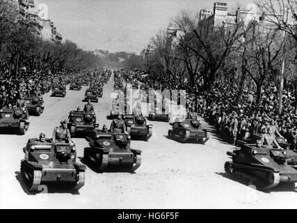 Das Nazi-Propagandafilm zeigt den marsch spanischer Truppen vor dem spanischen Diktator Franco in Madrid, Spanien, am 01. April 1943. Der marsch fand anlässlich des vierten Jahrestages des Sieges der Francos-Truppen während des Spanischen Bürgerkriegs statt. Fotoarchiv für Zeitgeschichtee - KEIN KABELDIENST - | weltweite Nutzung Stockfoto