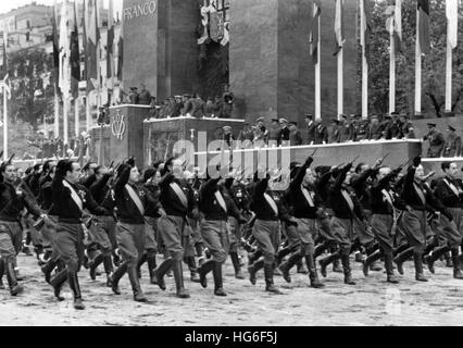 Das Nazi-Propagandafild zeigt den marsch faschistischer Milizen aus Italien (gemeinhin als "Blackshirts" bezeichnet) anlässlich der großen Siegesparade nach Francos Machtergreifung in Madrid, Spanien, im Mai 1939. Fotoarchiv für Zeitgeschichtee- KEIN KABELDIENST - | weltweite Nutzung Stockfoto