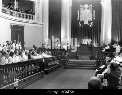 Das Propagandafilm der Nazis zeigt den spanischen Diktator Francisco Franco, der im Juli 1942 vor dem Nationalrat der Falange im Senat von Madrid, Spanien, das "Gesetz der Cortes" (Parlament in Spanien) liest. Fotoarchiv für Zeitgeschichtee - KEIN KABELDIENST - | weltweite Nutzung Stockfoto