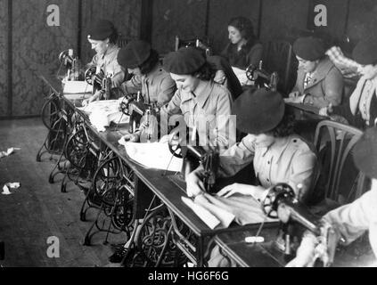 Das Propagandafild der Nazis zeigt Mitglieder der Frauenorganisation "Margaritas" in San Sebastián (Donostia-San Sebastián), Spanien, Dezember 1936. Sie nähen Kleider für Francos Truppen nach der Besetzung der Stadt. Fotoarchiv für Zeitgeschichtee - KEIN KABELDIENST- | weltweite Nutzung Stockfoto