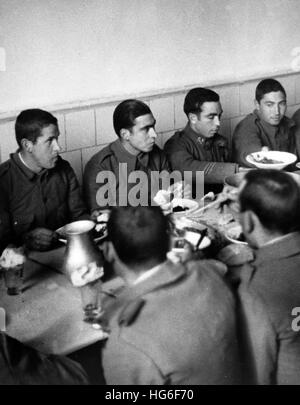 Das Nazi-Propagandafilm zeigt neue Rekruten von Francos-Truppen während des Mittagessens in der Kavallerie-Kaserne in Salamanca, Spanien, im Februar 1937. Fotoarchiv für Zeitgeschichtee - KEIN KABELDIENST - | weltweite Nutzung Stockfoto