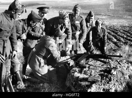 Das Nazi-Propagandafilm zeigt die Ausbildung neuer Rekruten von Francos-Truppen in Kavallerie-Kasernen in Salamanca, Spanien, Dezember 1936. Fotoarchiv für Zeitgeschichtee - KEIN KABELDIENST - Pixel | weltweite Nutzung Stockfoto