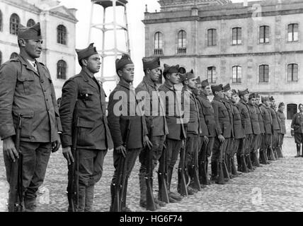 Das Motiv aus der nationalsozialistischen Propaganda zeigt die Ausbildung von neuen Rekruten von Francos Truppen in der Kavalleriekaserne von Salamanca, aufgenommen im Februar 1937. Die nationalsozialistische Berichterstattung schreibt am 01.02.1937 auf der Rückseite des Bildes: 'Bei den Rekruten in der Kavalleriekaserne von Salamanca. Neue Rekruten der nationalen Armee bei der Ausbildung in der Kavalleriekaserne von Salamanca." Fotoarchiv für Zeitgeschichte/Archiv - KEINE BILDFUNKVERWENDUNG - | weltweite Verwendung Stockfoto