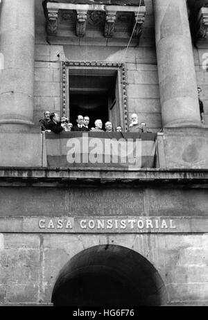 Das Propagandafild der Nazis zeigt den Offizier der spanischen Armee, Miguel Cabanellas (mit weißem Bart) auf dem Balkon des Rathauses an der Plaza de la Constitución anlässlich einer offiziellen Zeremonie nach der Besetzung der Stadt San Sebastián durch Francos-Truppen im September 1936. Fotoarchiv für Zeitgeschichtee - KEIN KABELDIENST - | weltweite Nutzung Stockfoto