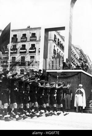 Das Nazi-Propagandafilm zeigt den marsch der faschistischen Falange-Jugendbewegung vor dem spanischen Diktator Francisco Franco auf einer Parade zu Ehren des vierten Jahrestages des Sieges der Francos-Truppen während des Spanischen Bürgerkriegs. Das Foto wurde im April 1940 in Madrid, Spanien, aufgenommen. Fotoarchiv für Zeitgeschichtee - KEIN KABELDIENST - | weltweite Nutzung Stockfoto