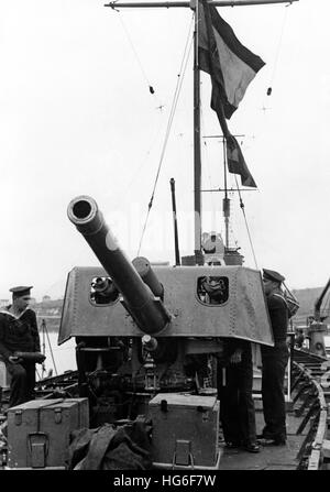 Das Nazi-Propagandafild zeigt das Kriegsschiff „Velasco“ der Francos-Truppen im Hafen von San Sebastian während des Spanischen Bürgerkriegs. Das Foto wurde im März 1937 in San Sebastián, Spanien, aufgenommen. Fotoarchiv für Zeitgeschichtee - KEIN KABELDIENST - | weltweite Nutzung Stockfoto