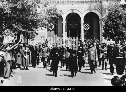 Das Nazi-Propagandafilm zeigt den spanischen Diktator Francisco Franco (erste Reihe rechts), der den Nazi-Salut macht, und den spanischen Mönch Ramon Serrano Suner (erste Reihe links) nach der Eröffnung der "Neue Deutsche Architektur" in Madrid, Spanien, im Mai 1942. Fotoarchiv für Zeitgeschichtee - NO WIRE SERVIVE - | weltweite Verwendung Stockfoto