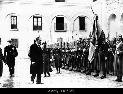 Das Nazi-Propagandafilm zeigt den portugiesischen Premierminister António de Oliveira Salazar, der anlässlich seines Staatsbesuchs in Spanien vor einer Ehrenwache der spanischen Truppen in Sevilla abtritt. Das Foto wurde im Februar 1942 in Sevilla, Spanien, aufgenommen. Fotoarchiv für Zeitgeschichtee - KEIN KABELDIENST - | weltweite Nutzung Stockfoto