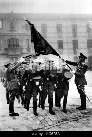 Das Nazi-Propagandafild zeigt die feierliche Übergabe einer Flagge an die Militärakademie in Saragossa, Spanien, Dezember 1942. Fotoarchiv für Zeitgeschichtee - KEIN KABELDIENST - | weltweite Nutzung Stockfoto