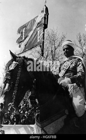 Das Nazi-Propagandafild zeigt ein Mitglied der maurischen Garde des spanischen Diktators Franco in Madrid auf einer Parade anlässlich des sechsten Jahrestages des Sieges der Francos-Truppen im Spanischen Bürgerkrieg. Das Foto wurde im April 1944 in Madrid, Spanien, aufgenommen. Fotoarchiv für Zeitgeschichtee - NO WIRE SERVICE | weltweite Nutzung Stockfoto