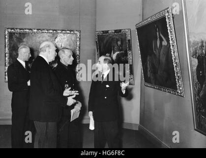 Das Nazi-Propagandafilm zeigt den spanischen Künstler Manuel Benedito (r.), der vor seinen Bildern in der Ausstellung „zeitgenössische spanische Kunst“ im Kronprinzenpalais (Kronprinzenpalast) in Berlin, Deutschland, am 1942. März steht. Fotoarchiv für Zeitgeschichte Archive - NO WIRE SERVICE - | weltweite Nutzung Stockfoto