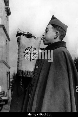 Das Nazi-Propagandafild zeigt die Ausbildung eines neuen Rekruten Francos-Truppen in der Kavallerie-Baracke in Salamanca, Spanien, Februar 1937. Fotoarchiv für Zeitgeschichtee - KEIN KABELDIENST - | weltweite Nutzung Stockfoto