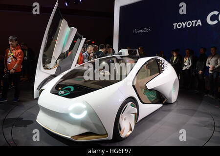 Las Vegas, USA. 4. Januar 2016. Der Toyota-Prototyp Konzept-i, einem selbstfahrenden Auto mit künstlicher Intelligenz auf dem Display an der CES Technology Expo in Las Vegas, USA, 4. Januar 2016. Foto: Andrej Sokolow / / Dpa/Alamy Live News Stockfoto