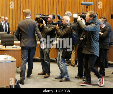 Düsseldorf, Deutschland. 5. Januar 2017. Der Minister des Inneren der deutschen Bundesland Nordrhein-Westfalen Ralf Jäger (L, SPD) weicht Mitglieder der Presse Beforfe eine Sondersitzung des Ausschusses für Inneres Select des Staates im Zuge der Berlin-Terroranschlag in Düsseldorf, Deutschland, 5. Januar 2017 geplant. Foto: Roland Weihrauch/Dpa/Alamy Live News Stockfoto