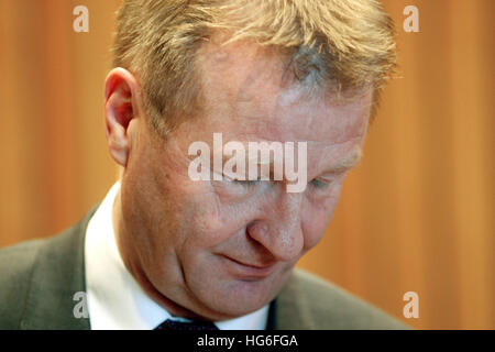 Düsseldorf, Deutschland. 5. Januar 2017. Der Minister des Inneren der deutschen Bundesland Nordrhein-Westfalen Ralf Jäger (L, SPD) wartet auf den Beginn einer außerordentlichen Sitzung des Ausschusses für Inneres Select des Staates im Zuge der Berlin-Terroranschlag in Düsseldorf, Deutschland, 5. Januar 2017 geplant. Foto: Roland Weihrauch/Dpa/Alamy Live News Stockfoto