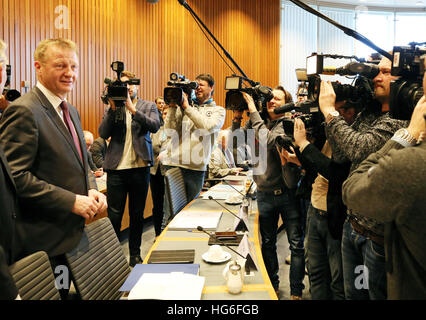 Düsseldorf, Deutschland. 5. Januar 2017. Der Minister des Inneren der deutschen Bundesland Nordrhein-Westfalen Ralf Jäger (L, SPD) wartet auf den Beginn einer außerordentlichen Sitzung des Ausschusses für Inneres Select des Staates im Zuge der Berlin-Terroranschlag in Düsseldorf, Deutschland, 5. Januar 2017 geplant. Foto: Roland Weihrauch/Dpa/Alamy Live News Stockfoto