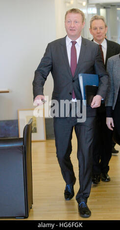 Düsseldorf, Deutschland. 5. Januar 2017. Der Minister des Inneren der deutschen Bundesland Nordrhein-Westfalen Ralf Jäger (L, SPD) kommt auf einer Sondersitzung des Ausschusses für Inneres Select des Staates im Zuge der Berlin-Terroranschlag in Düsseldorf, Deutschland, 5. Januar 2017 geplant. Foto: Roland Weihrauch/Dpa/Alamy Live News Stockfoto