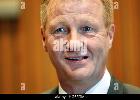 Düsseldorf, Deutschland. 5. Januar 2017. Der Minister des Inneren der deutschen Bundesland Nordrhein-Westfalen Ralf Jäger (L, SPD) wartet auf den Beginn einer außerordentlichen Sitzung des Ausschusses für Inneres Select des Staates im Zuge der Berlin-Terroranschlag in Düsseldorf, Deutschland, 5. Januar 2017 geplant. Foto: Roland Weihrauch/Dpa/Alamy Live News Stockfoto